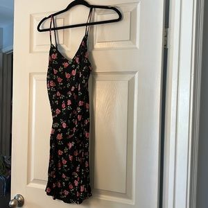 Pacsun floral dress never worn. Size small.